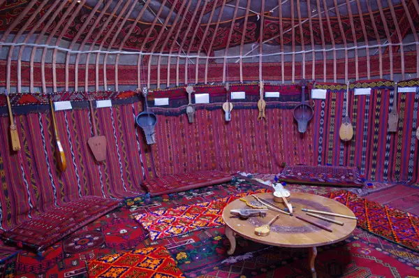 yurt-interior-600x398